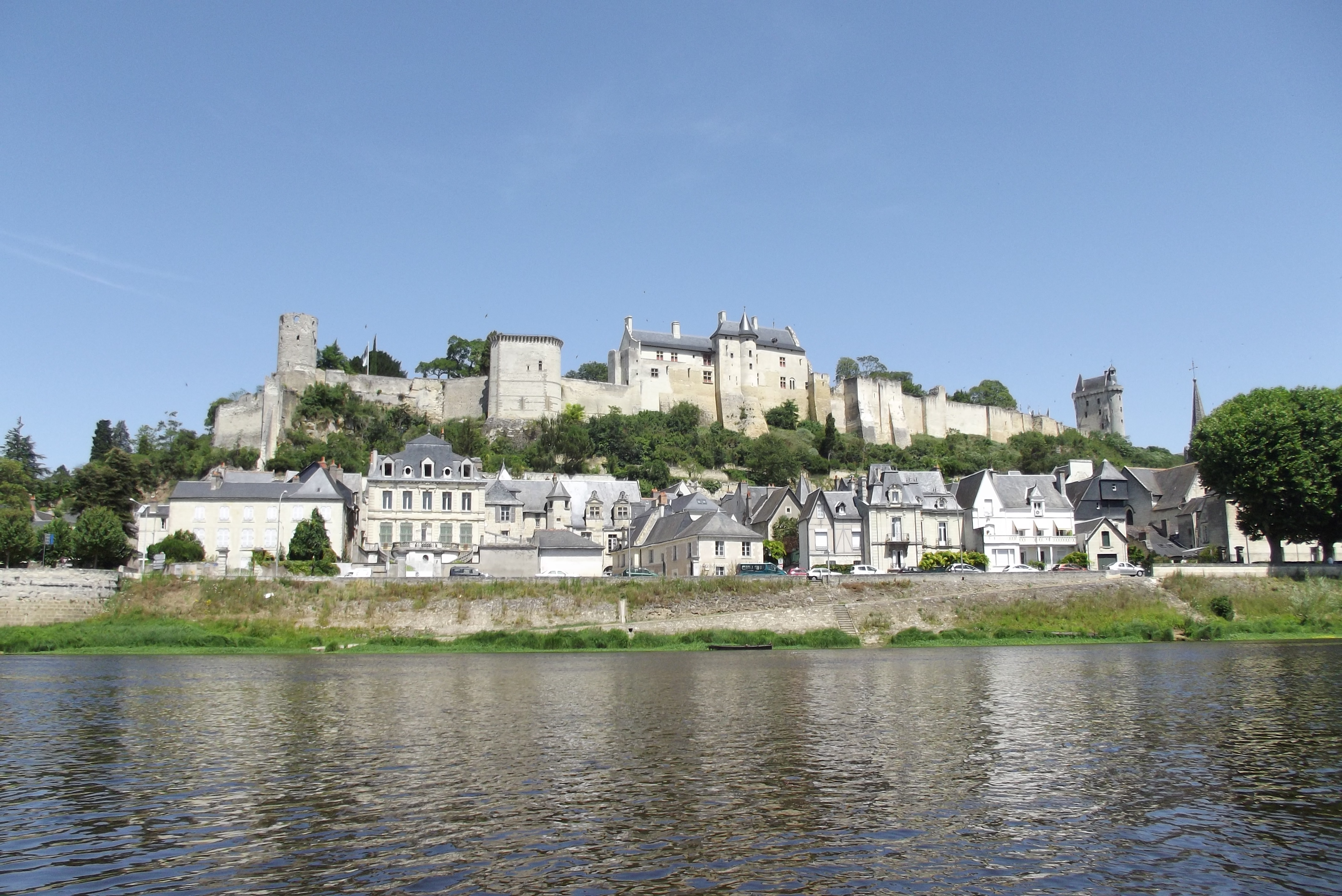 La forteresse royale de Chinon dominant la Vienne