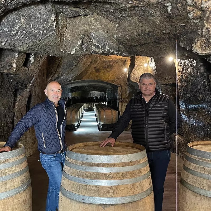 Laurent et Stéphane Gouron dans leur cave creusée dans le tuffeau